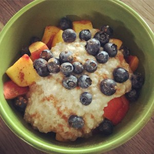 TVP Oatmeal with fresh berries and cinnamon | @jlgoesvegan